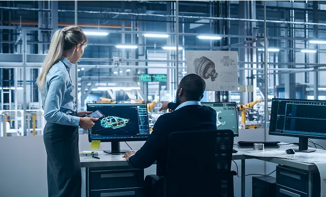 Consultores IA analizando datos complejos en una planta de producción.