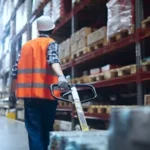 Transportando pallet en almacén controlado por IA