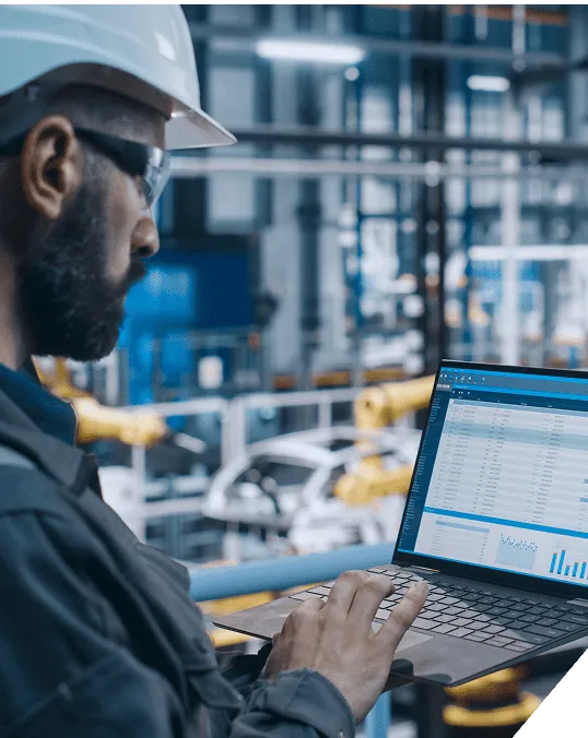 Operario industrial consultando datos en planta