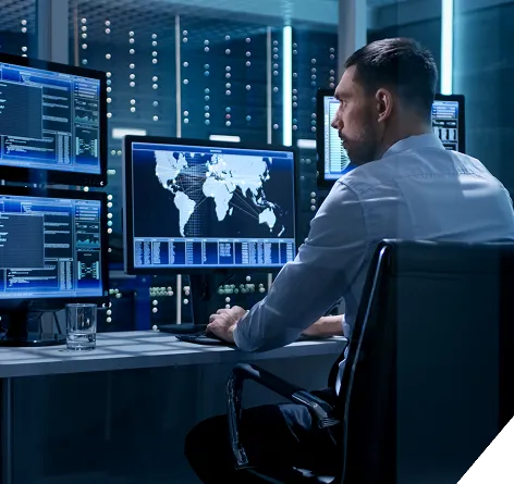 Consultor IA analizando datos en pantallas